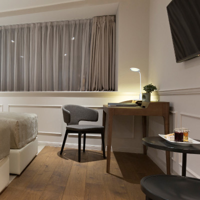 DE1736ARD настільний світильник білий 9W 2700K-4000K-6500K 550LM , димер, (14.9*14*44.2cm) IP20